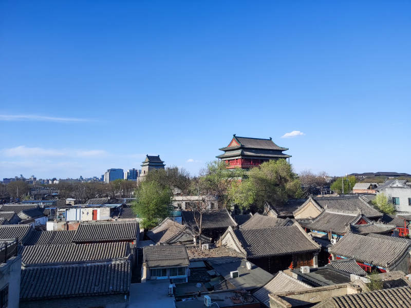 古建筑群蓝天映衬图片