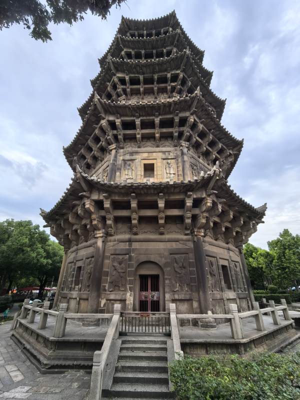 古塔巍然屹立图片