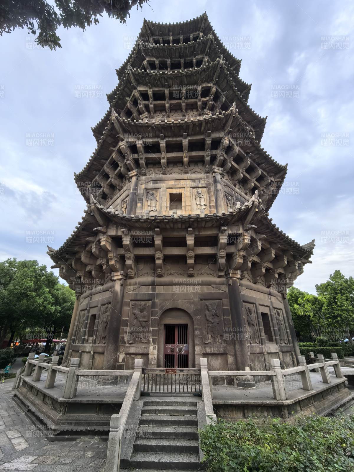 古塔巍然屹立图片