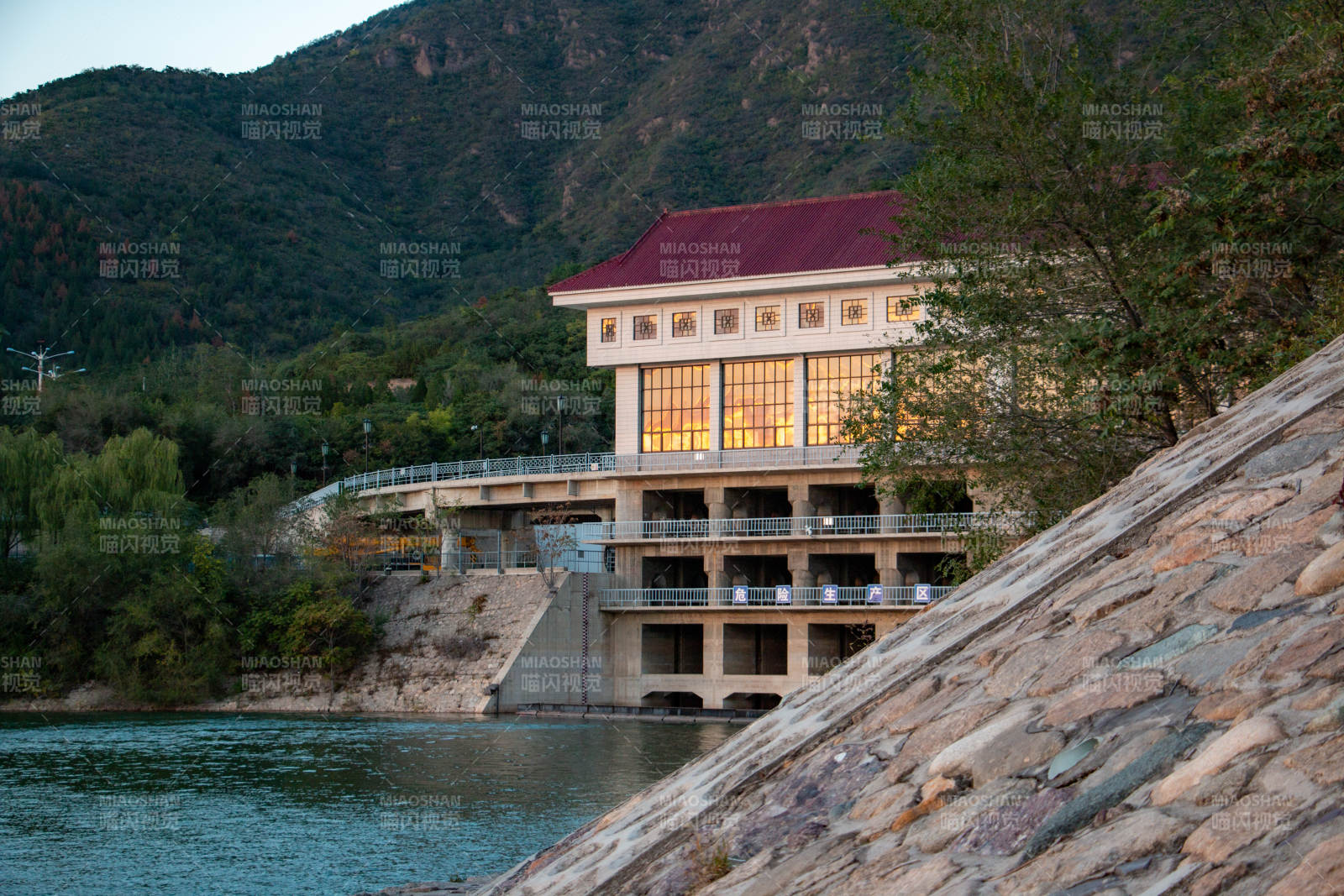 湖畔建筑夜景图片