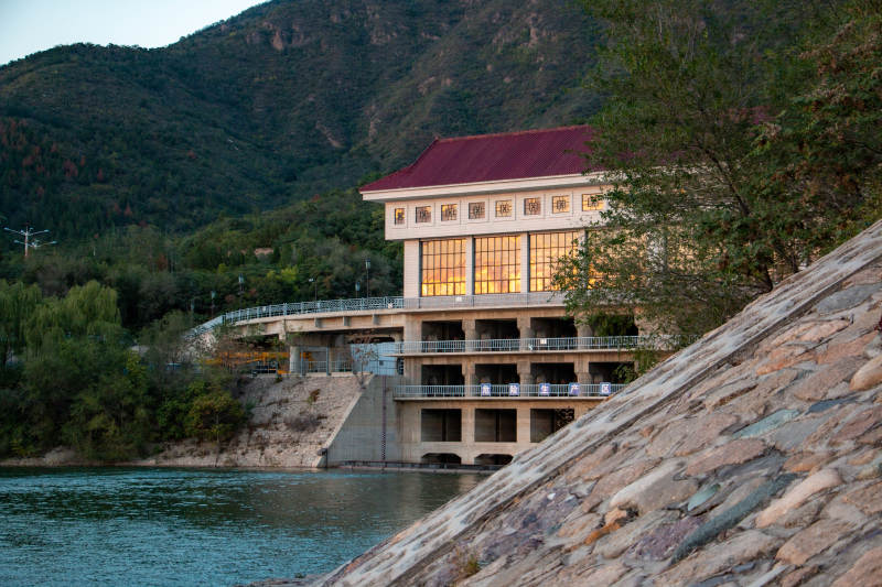 湖畔建筑夜景图片
