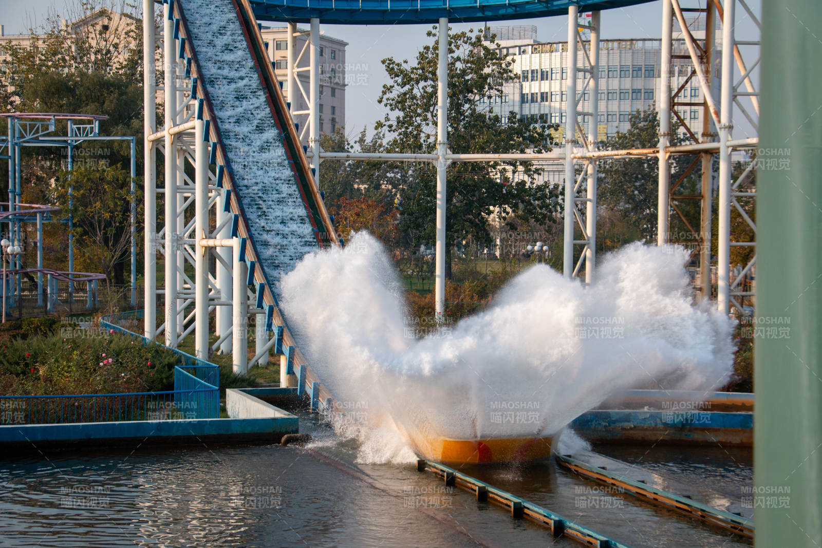 激流勇进水花四溅图片