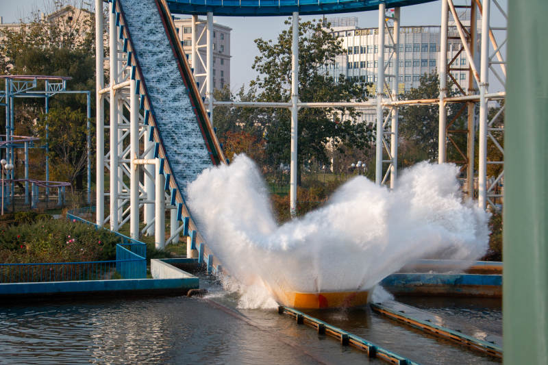 激流勇进水花四溅图片