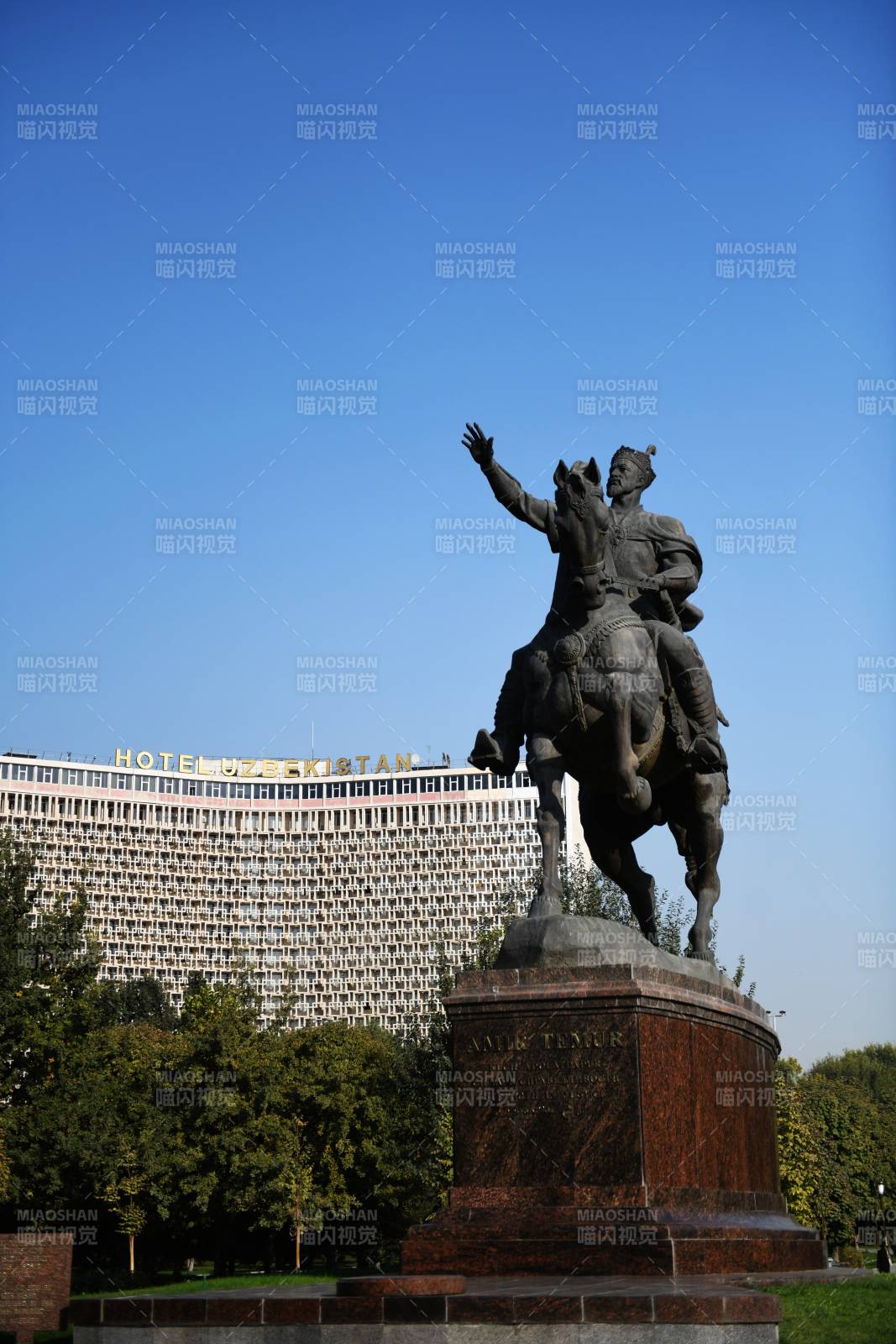 骑马雕像前的酒店图片