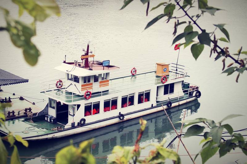 湖畔游船静泊图片