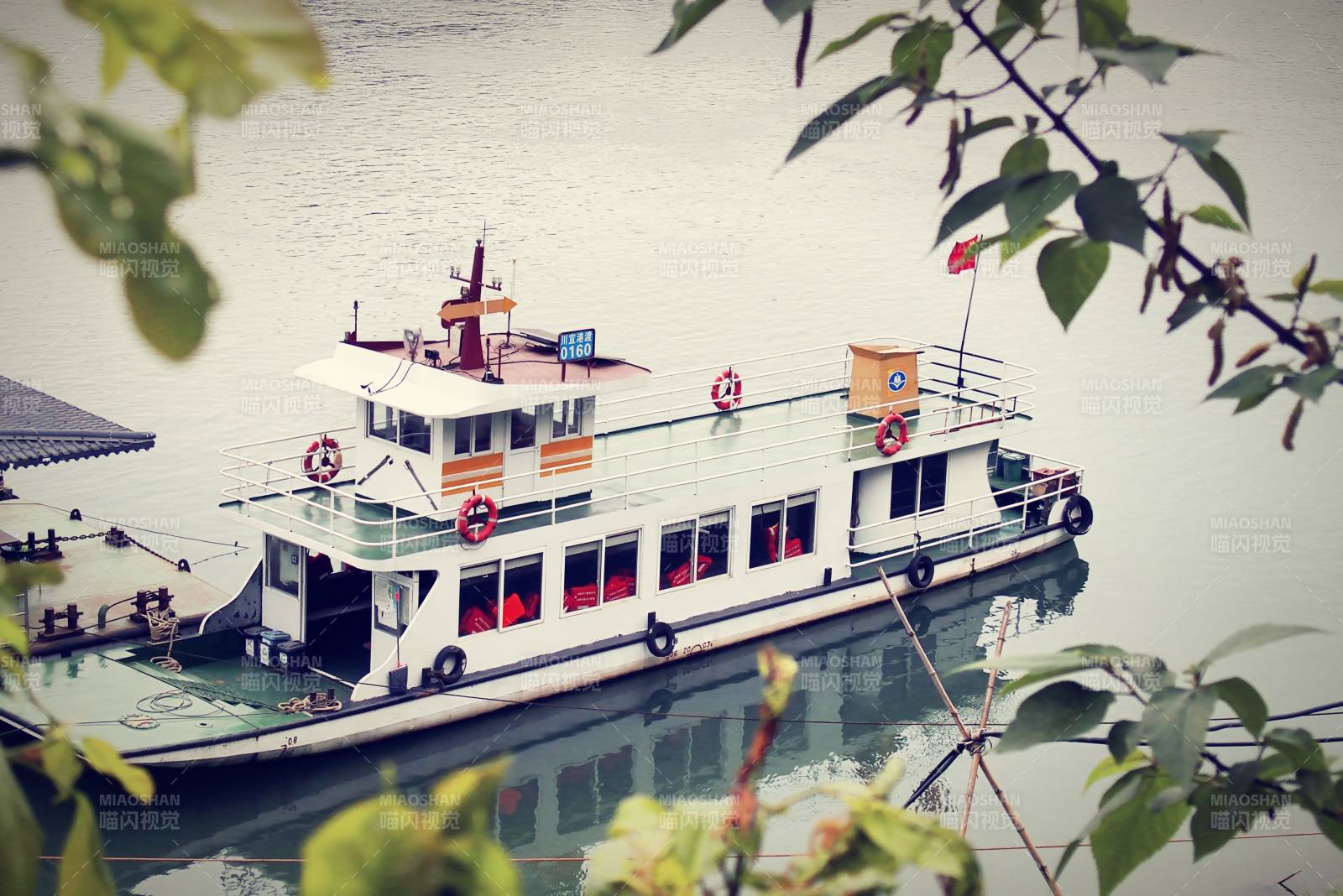 湖畔游船静泊图片