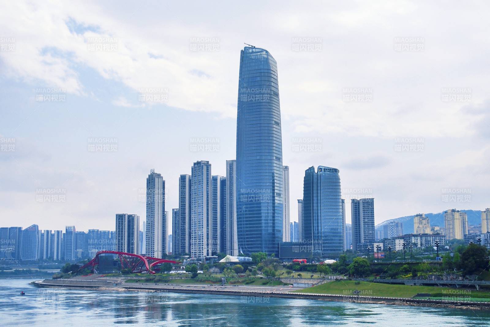 城市天际线与江景图片