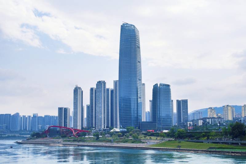 城市天际线与江景图片