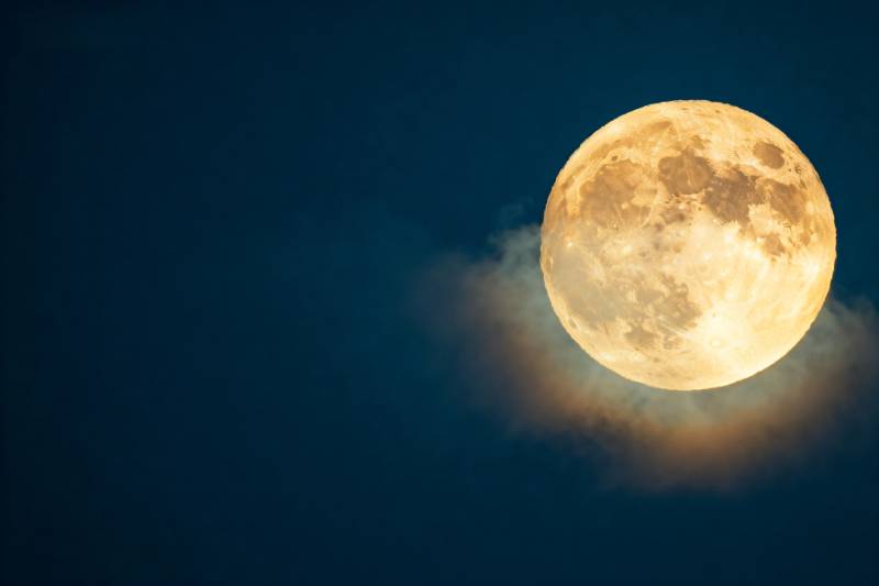 明月高悬夜空图片