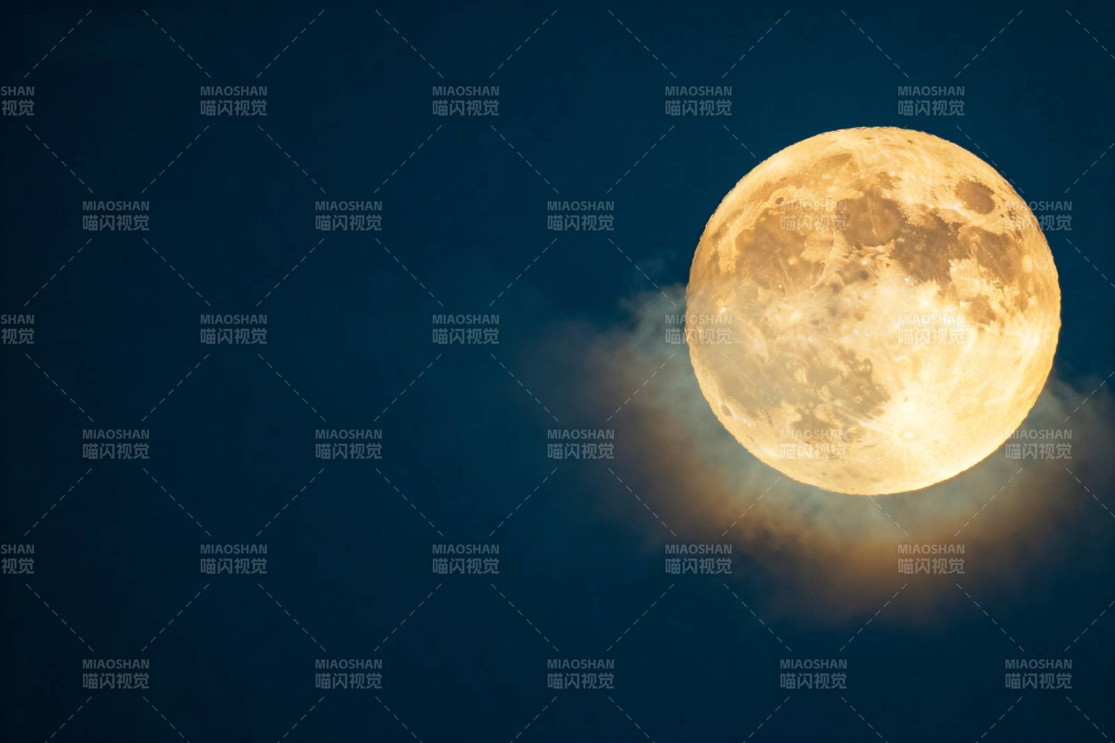 明月高悬夜空图片