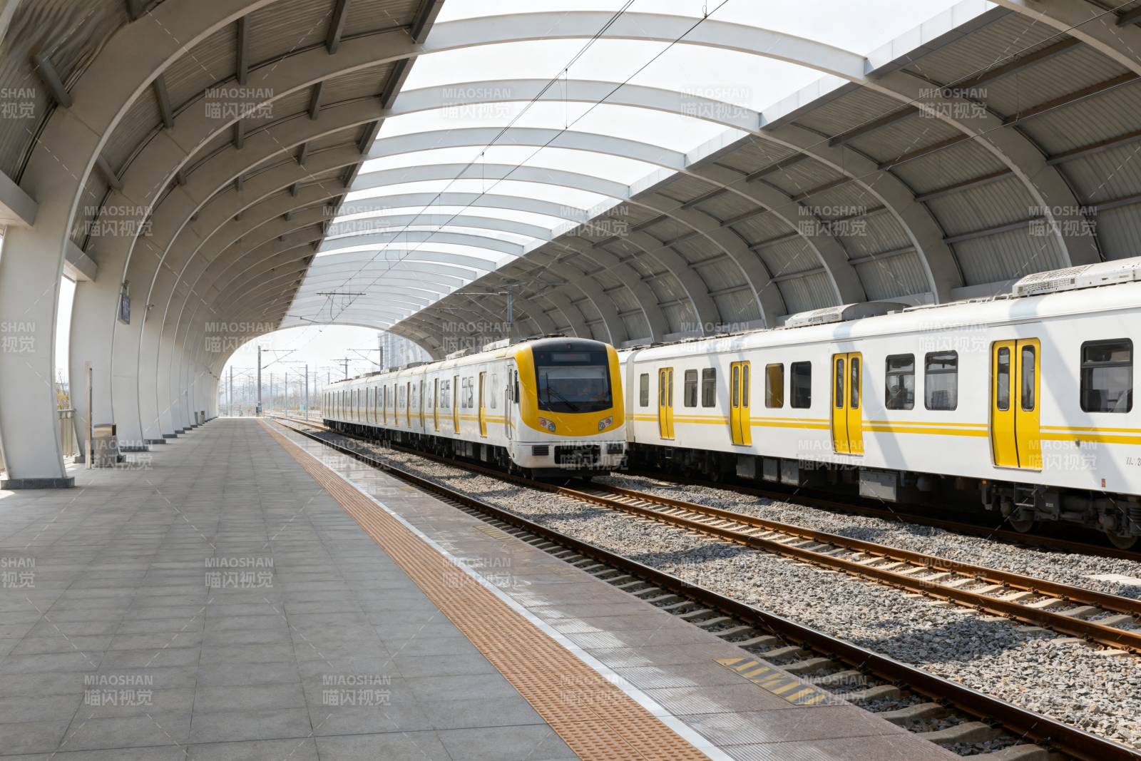 现代地铁站台景象图片