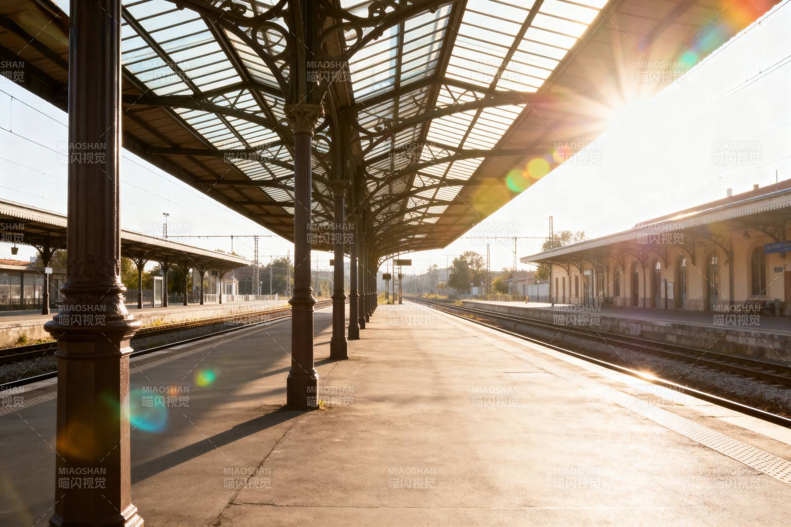 阳光下的车站站台图片