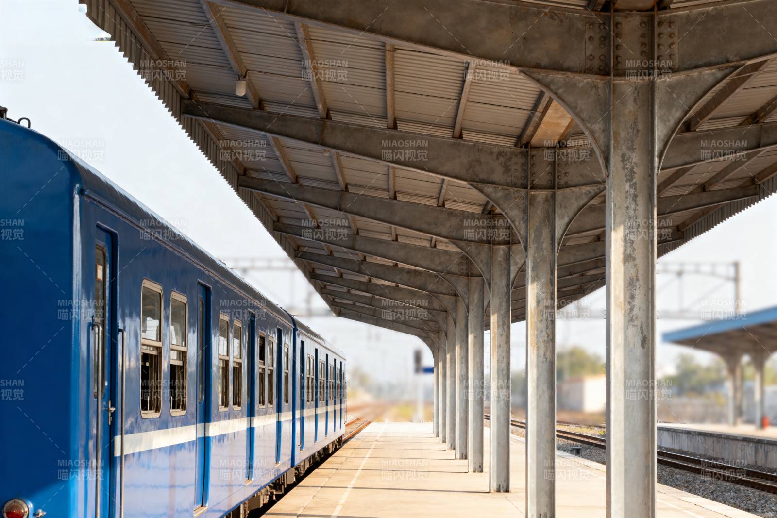 蓝色列车停靠站台图片