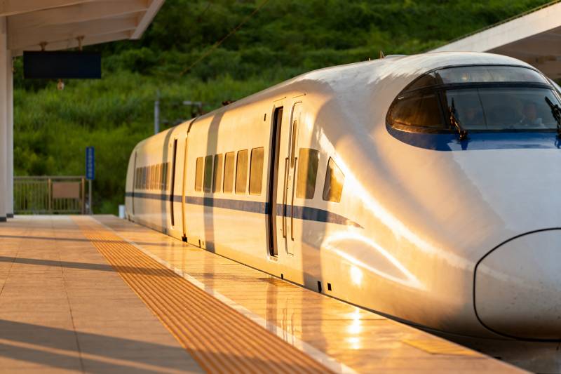 高速列车停靠站台图片