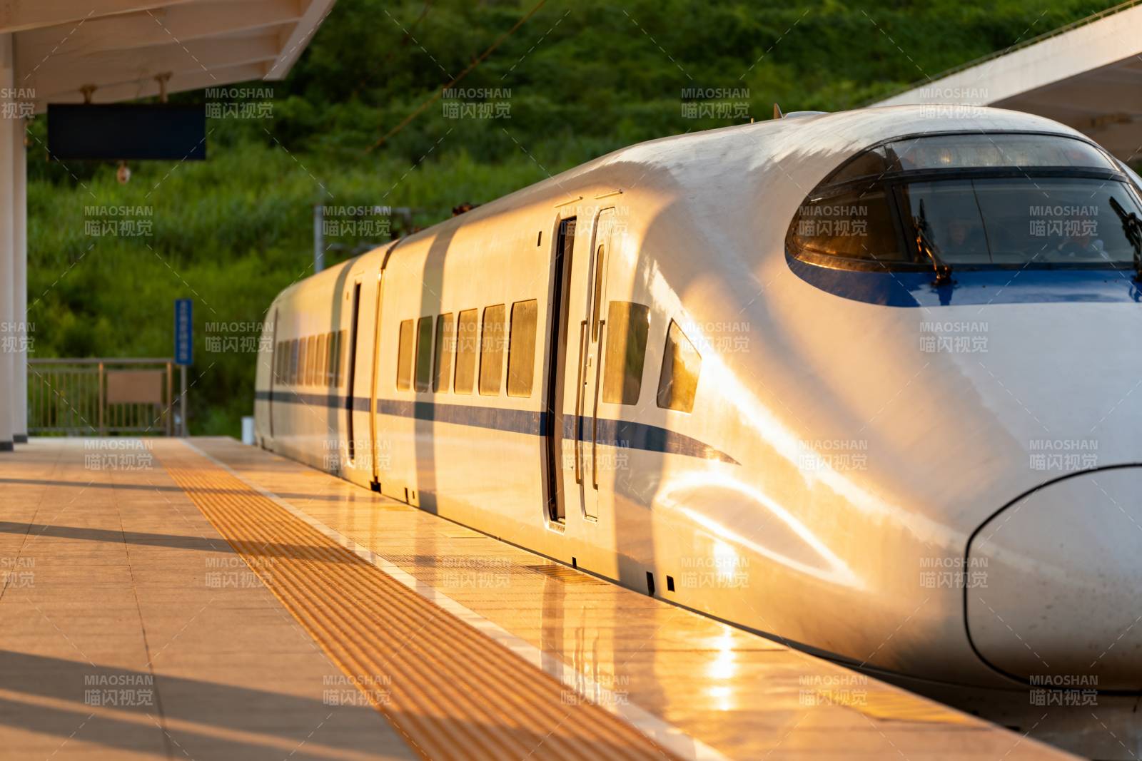 高速列车停靠站台图片