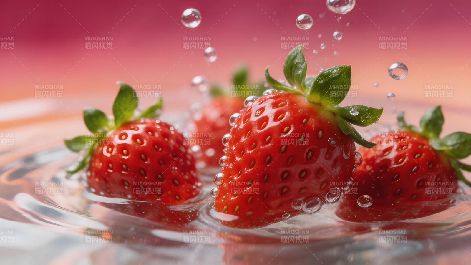 草莓水珠特写图片