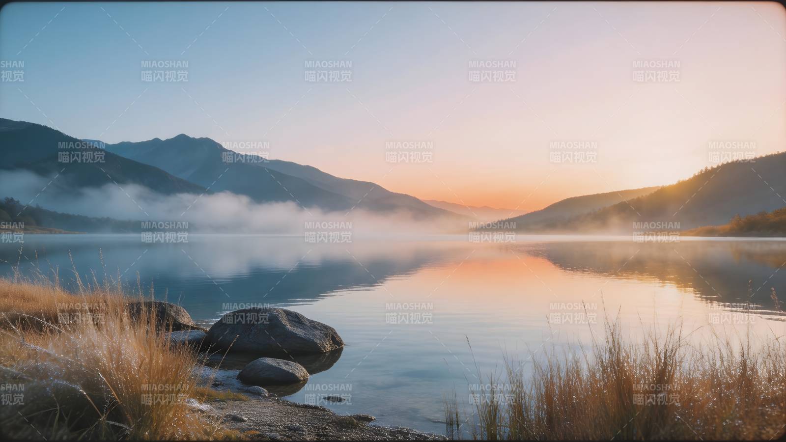 晨雾湖光山色图片