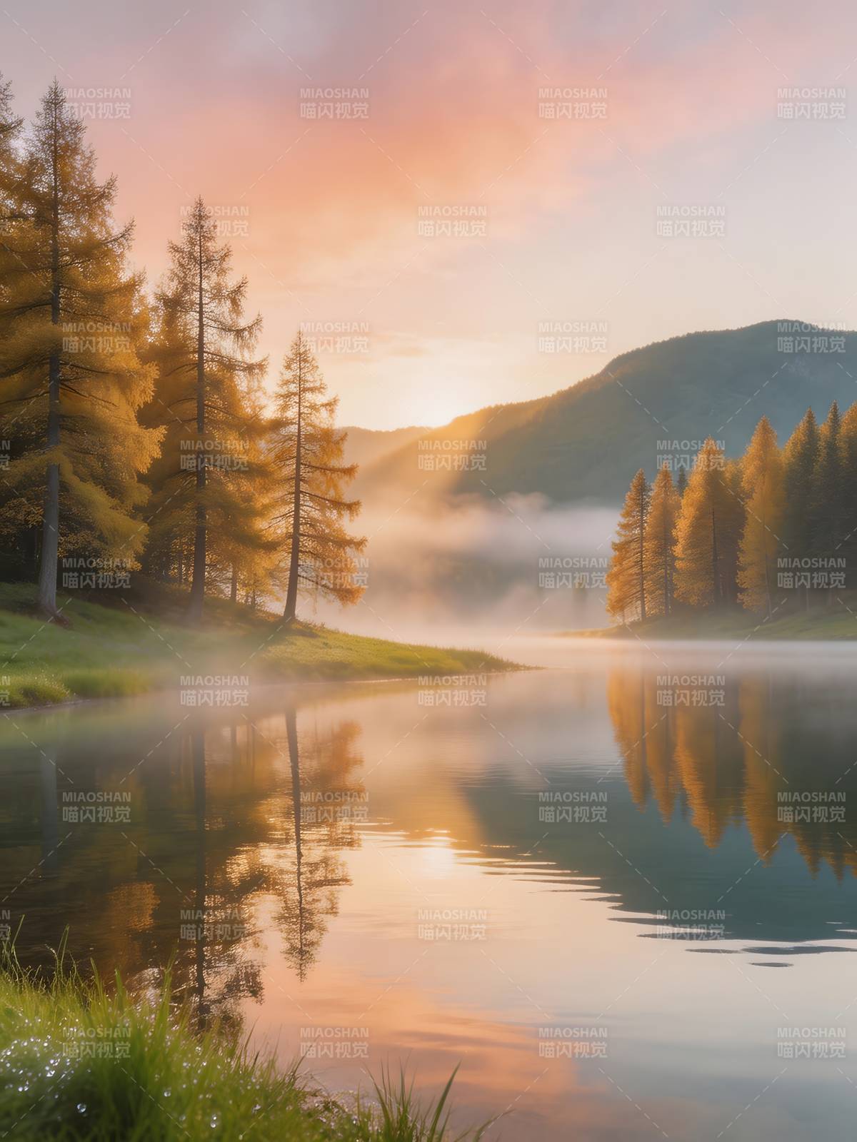 晨雾湖光图片