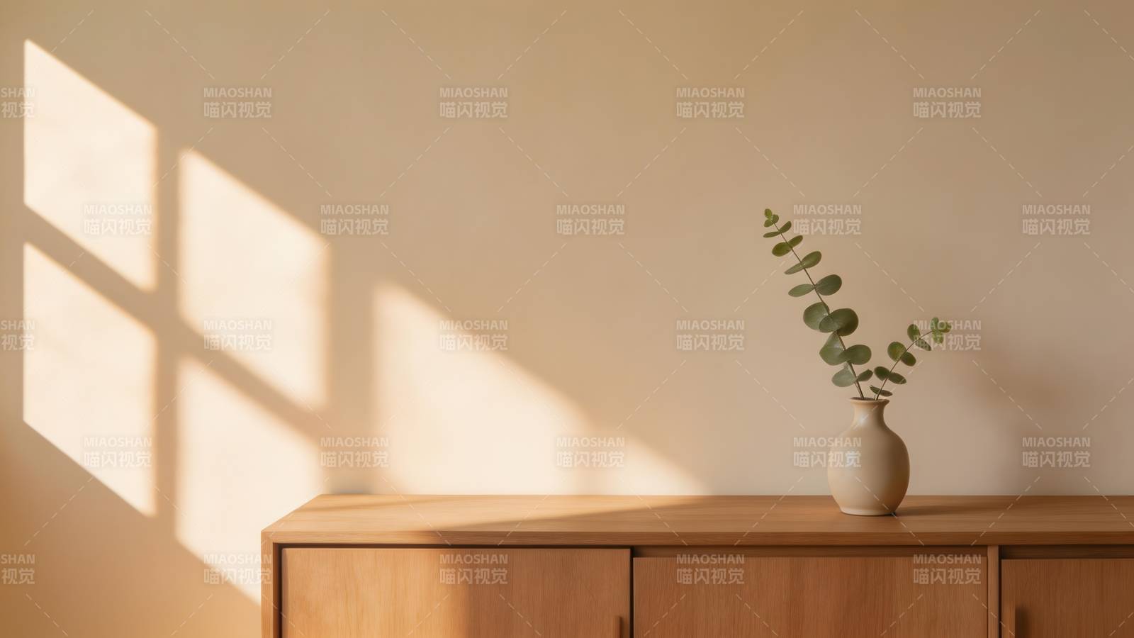 光影下的静谧角落图片