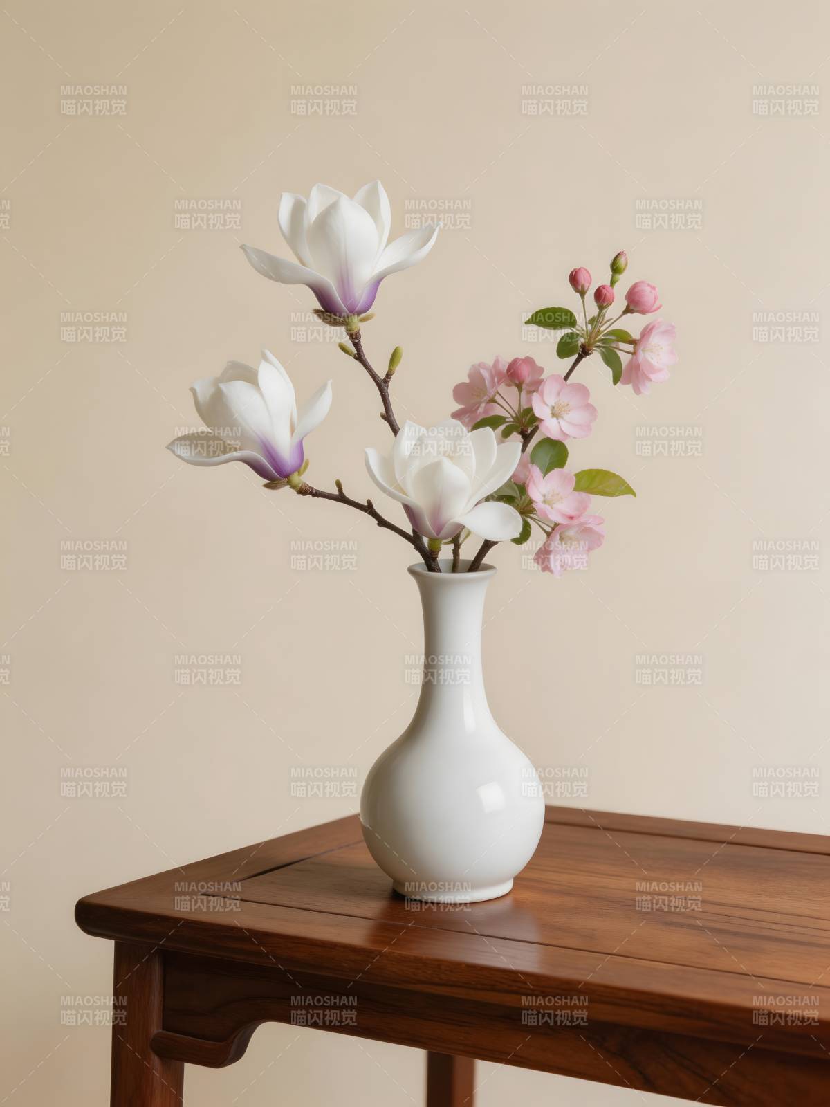 花瓶静置木桌图片