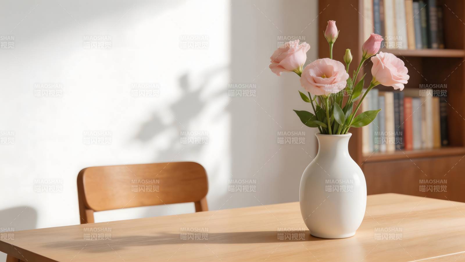 花瓶中的粉玫瑰图片