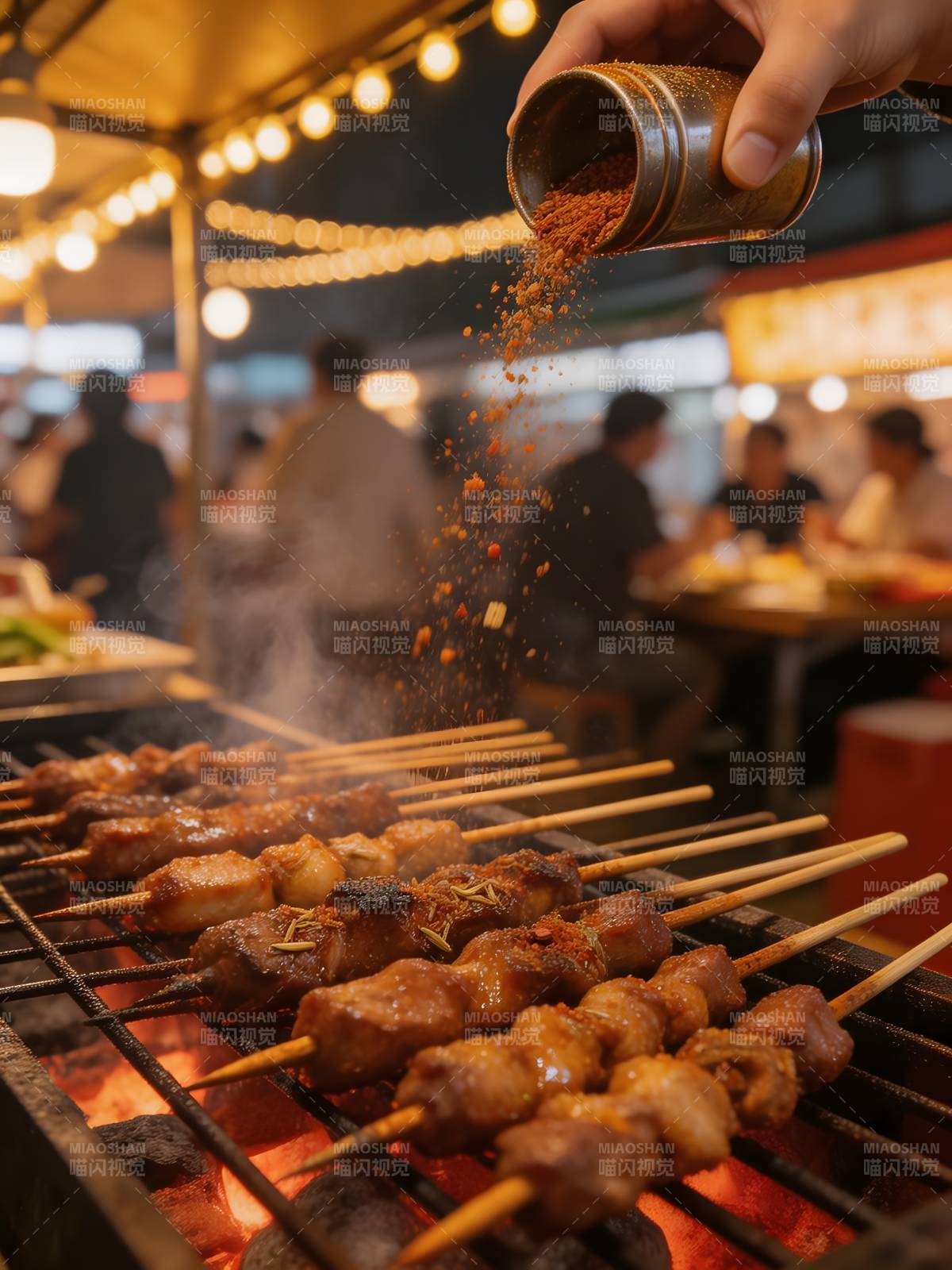 烤串撒料香飘四溢图片