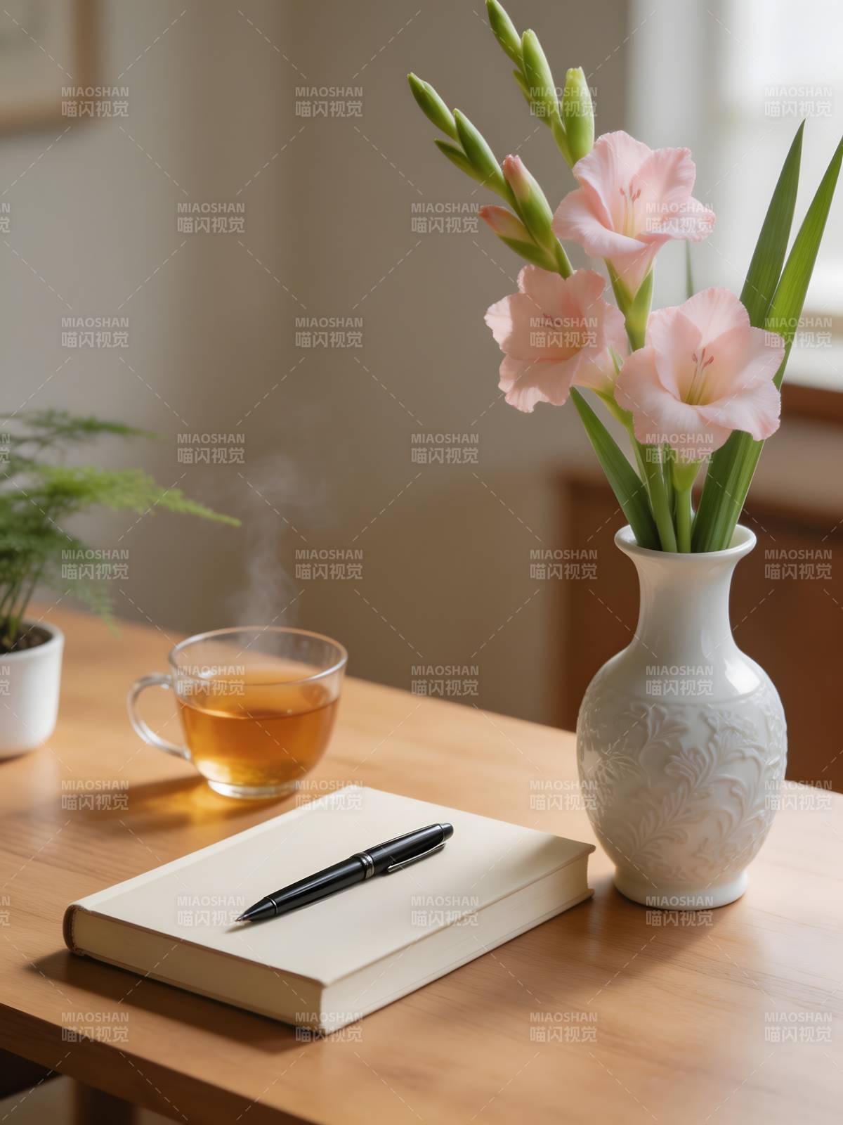 静谧书桌花茶香图片