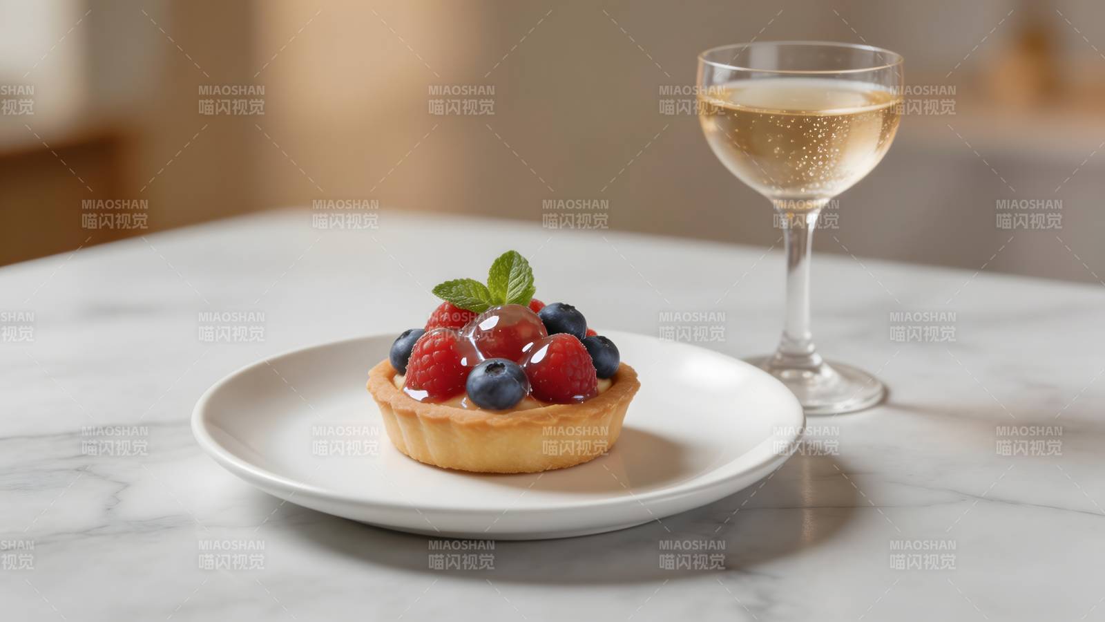 水果塔配香槟图片