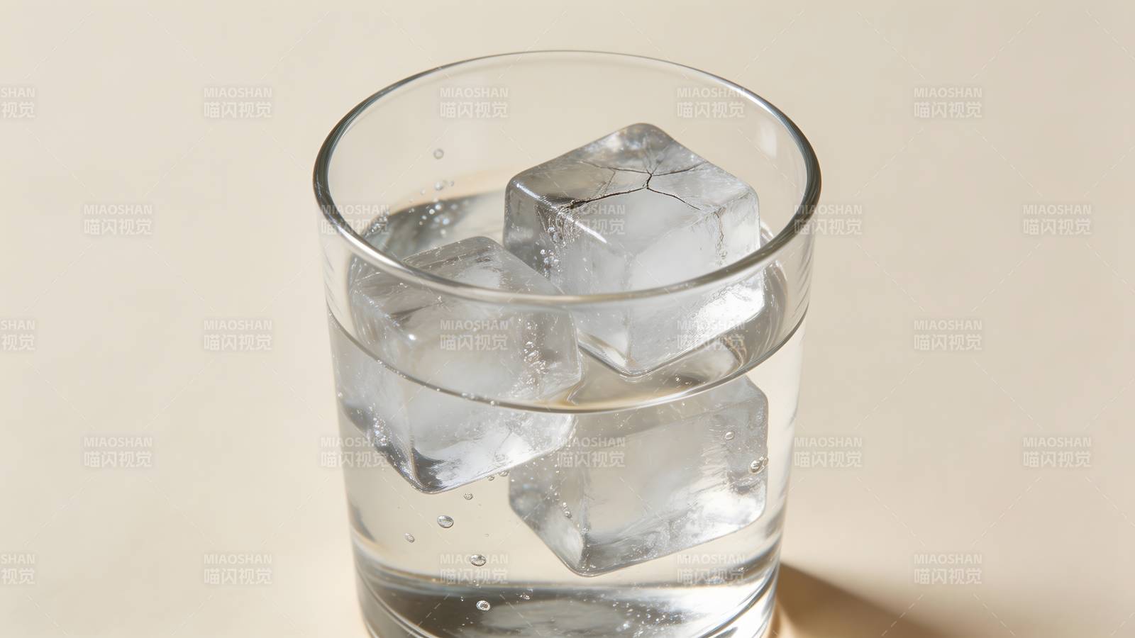 冰块水杯图片