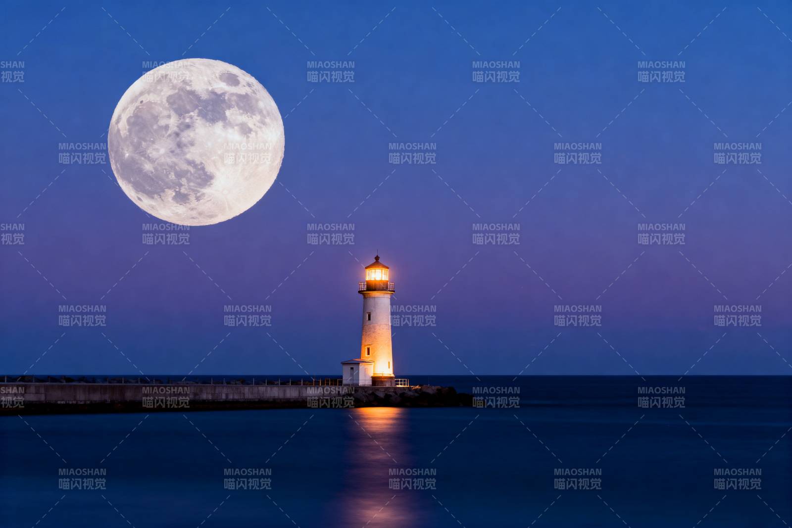 月夜灯塔图片