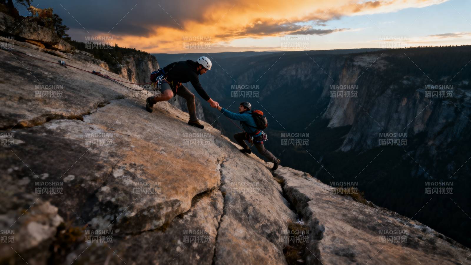 悬崖攀岩互助图片