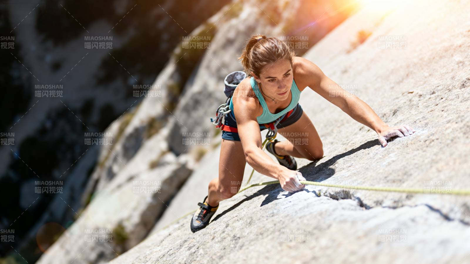 攀岩女运动员图片
