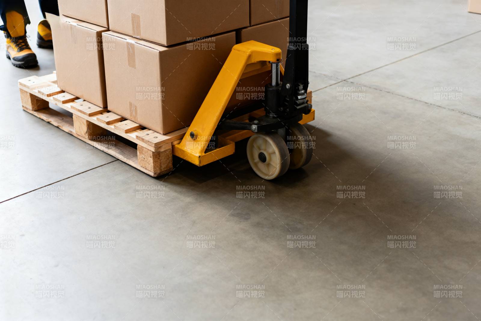 叉车搬运纸箱图片