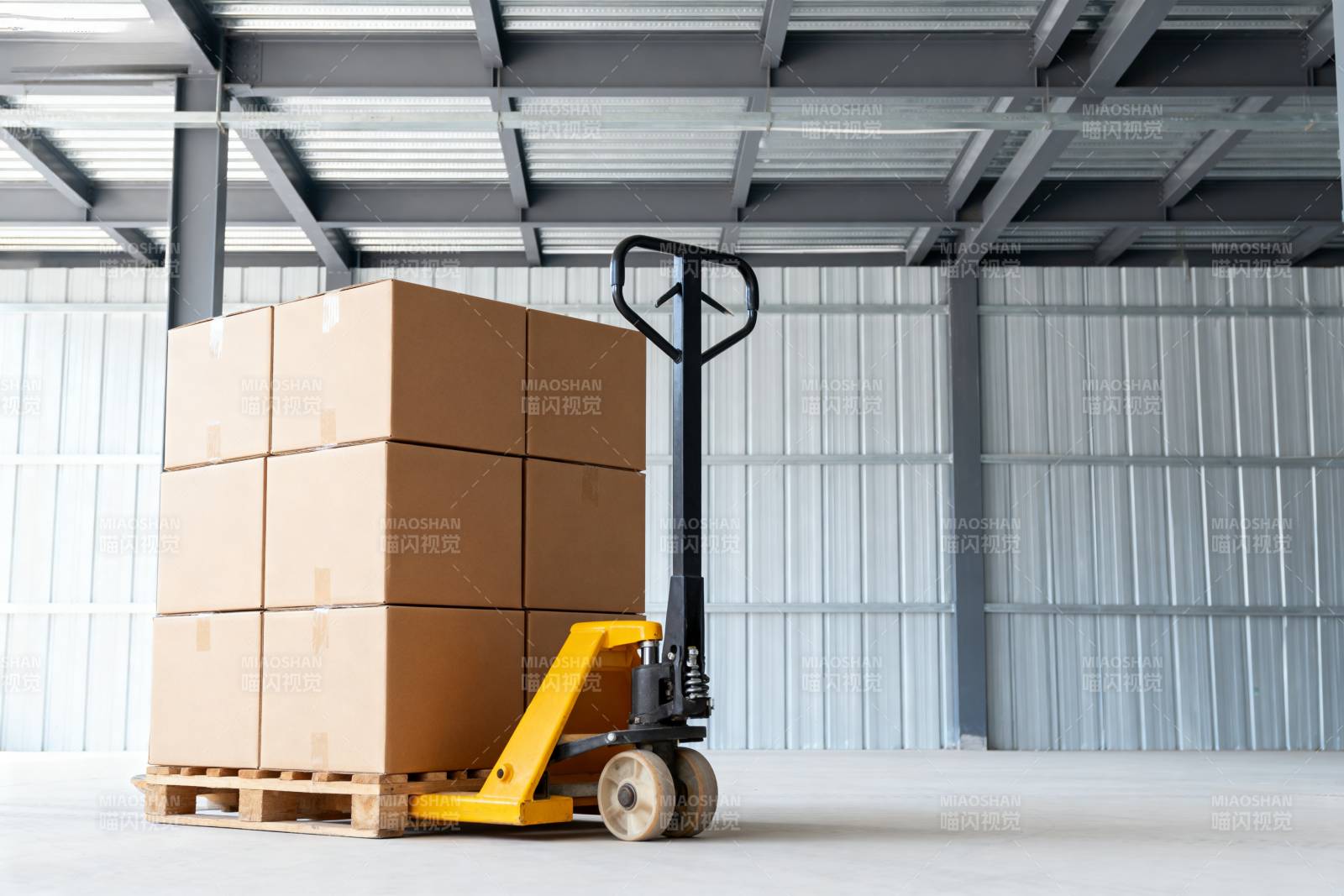 仓库搬运箱货图片