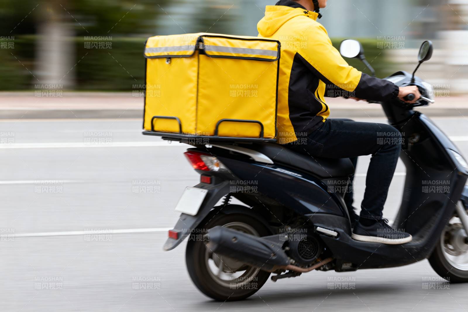 外卖骑手疾驰街头图片