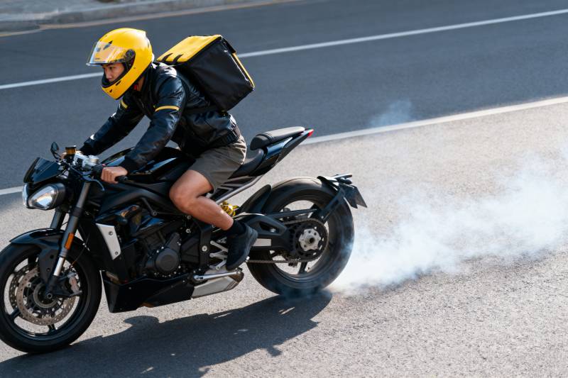 骑手疾驰冒烟图片