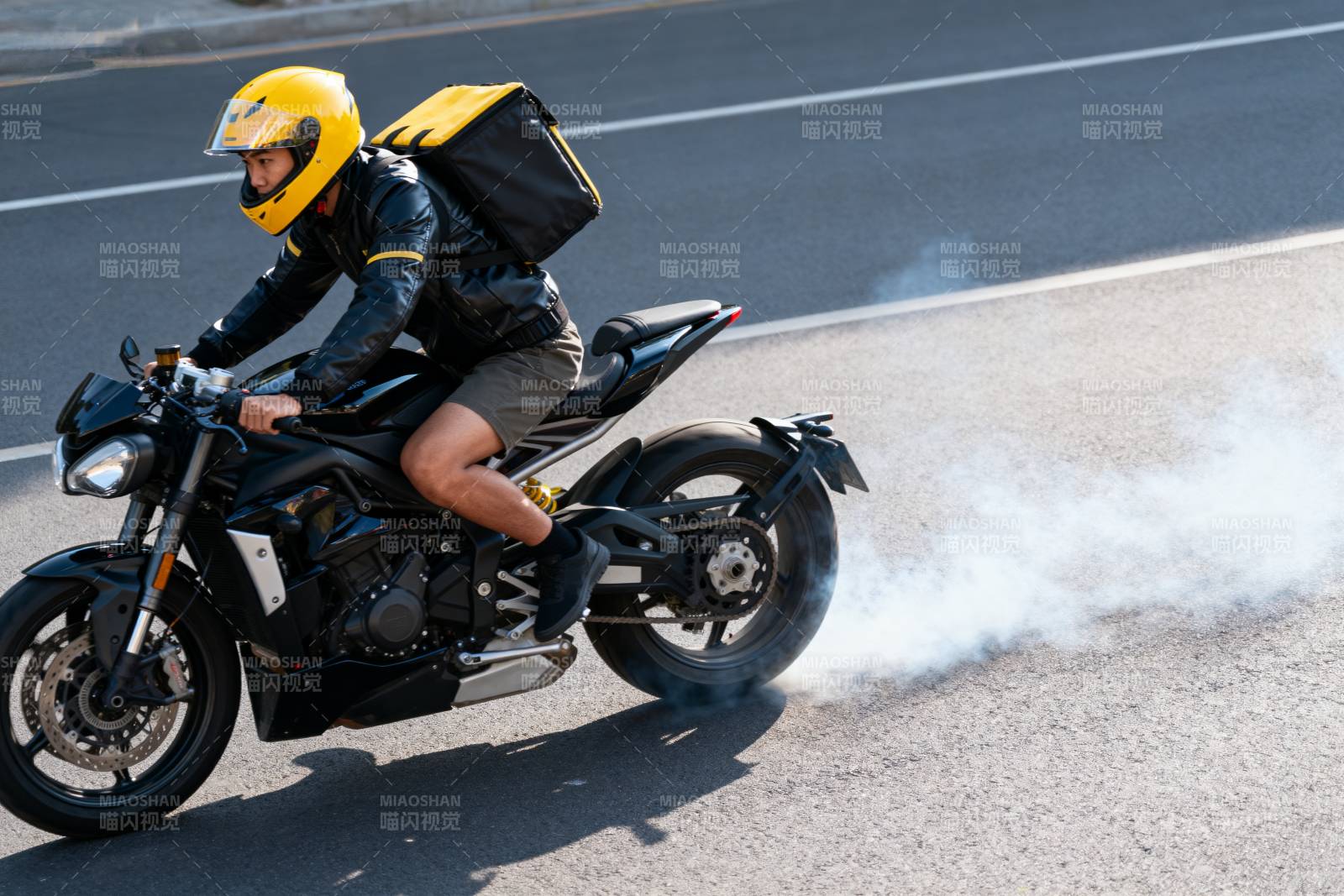骑手疾驰冒烟图片