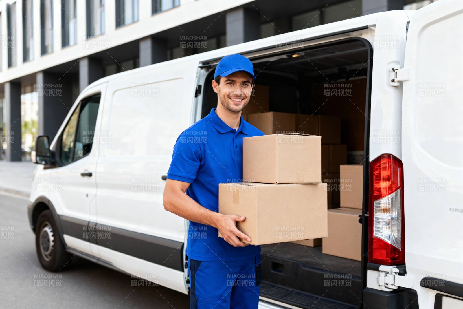 快递员送货上门图片