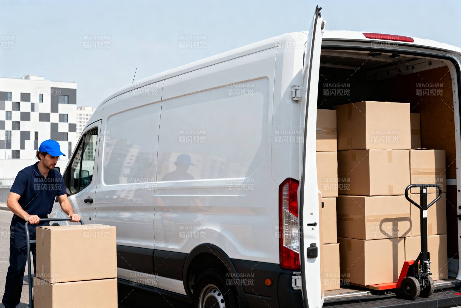 搬运工装卸货物图片