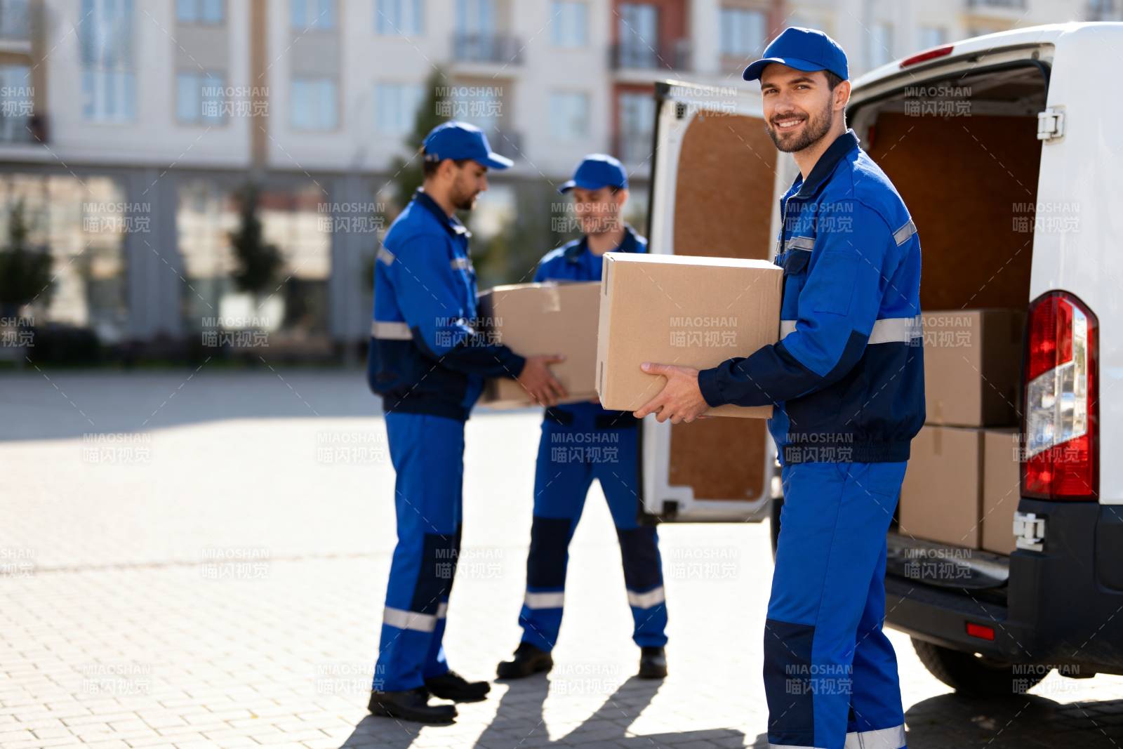 快递员搬运包裹图片