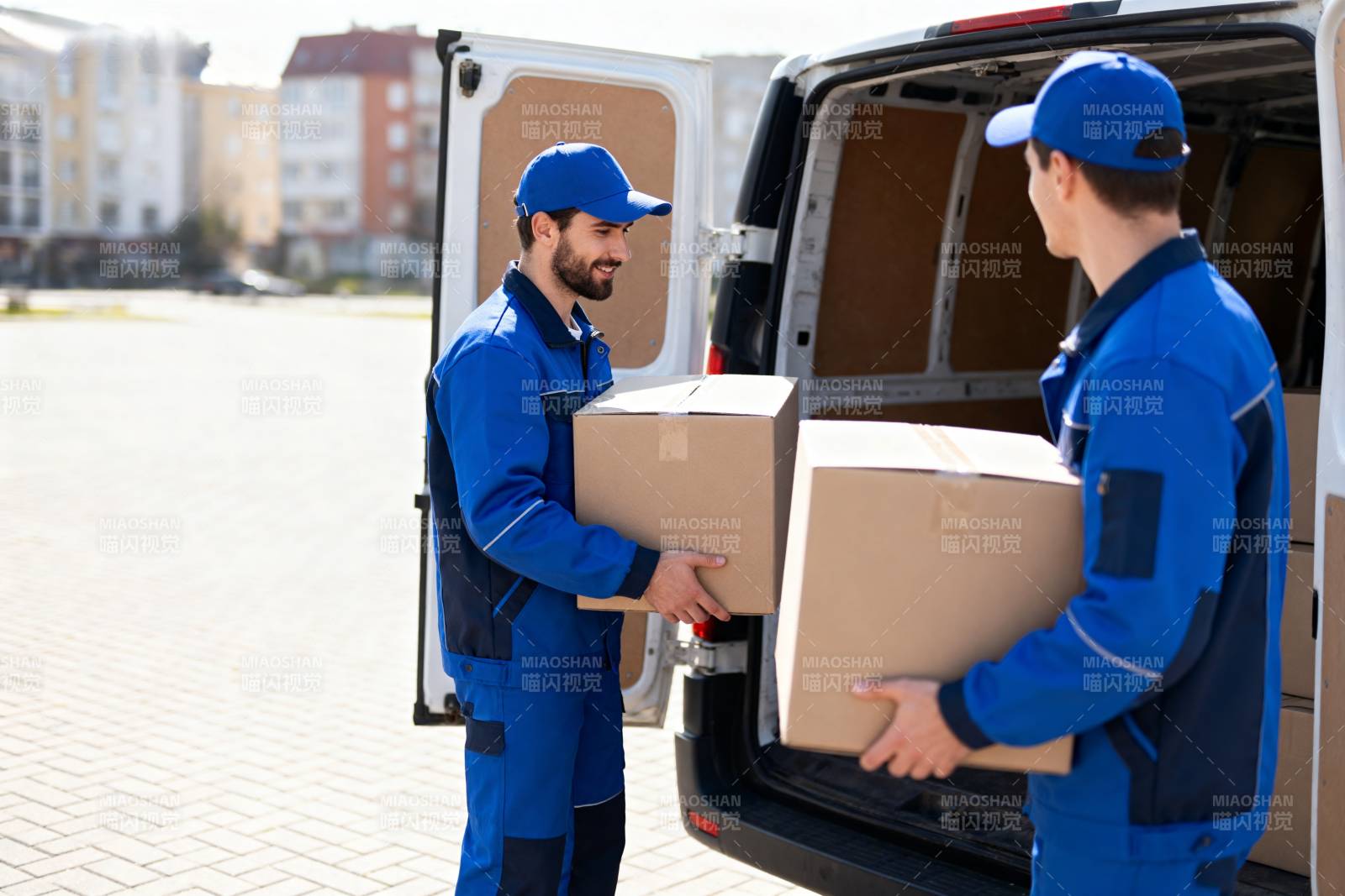 快递员装卸包裹图片