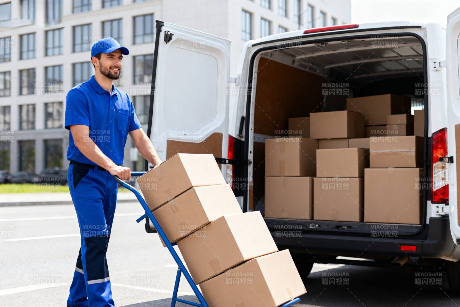 快递员搬运包裹图片