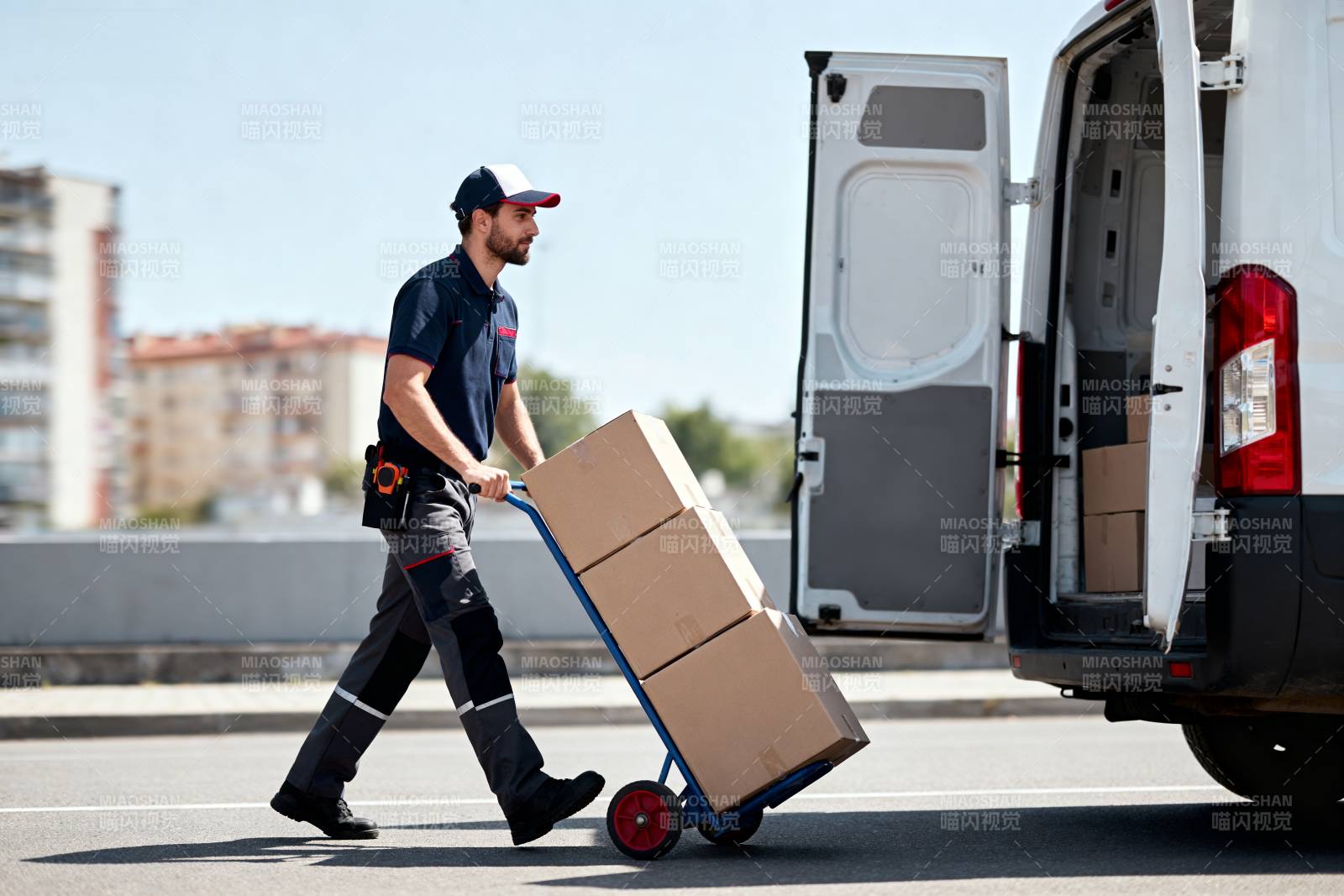 快递员搬运包裹图片