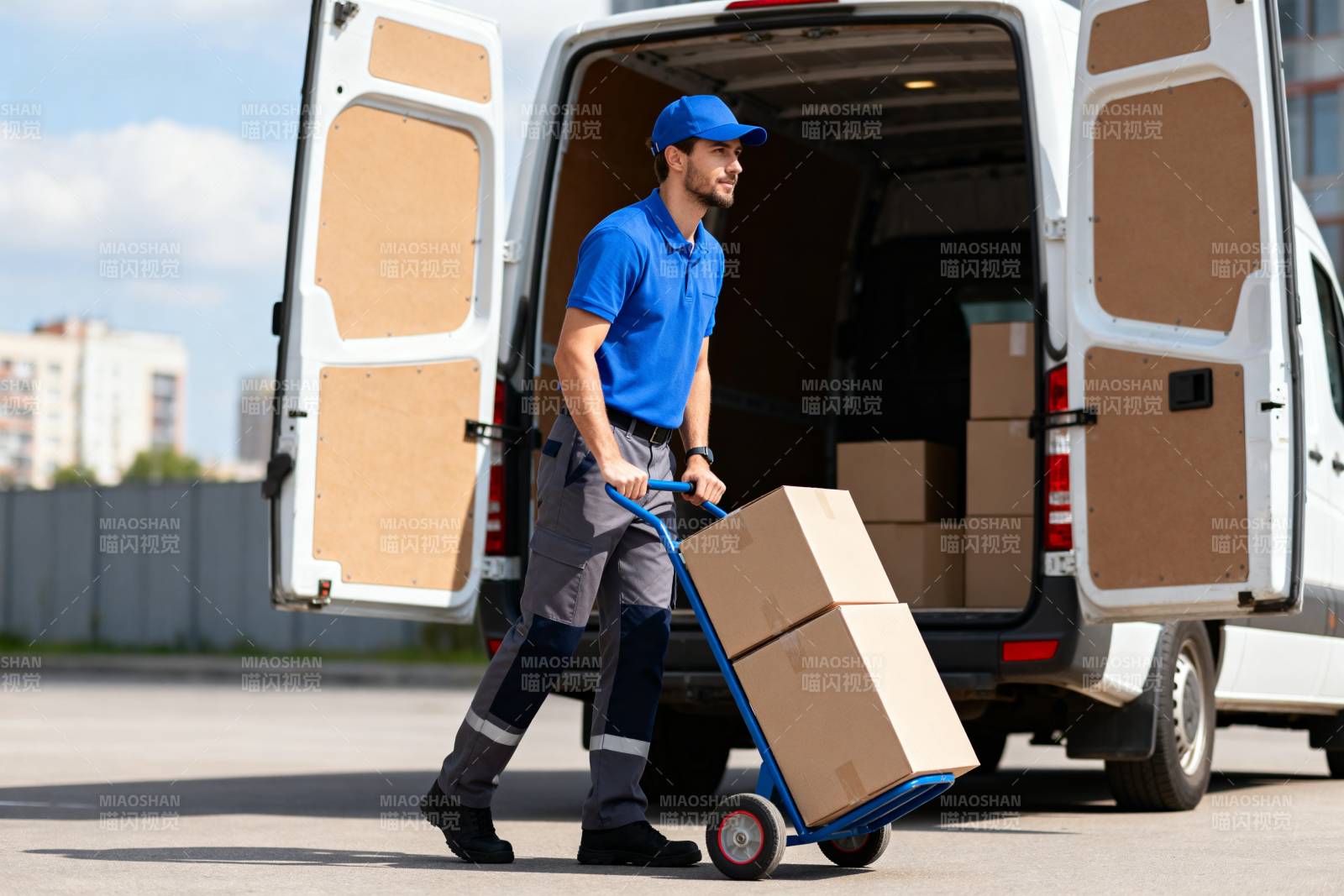 快递员搬运包裹图片