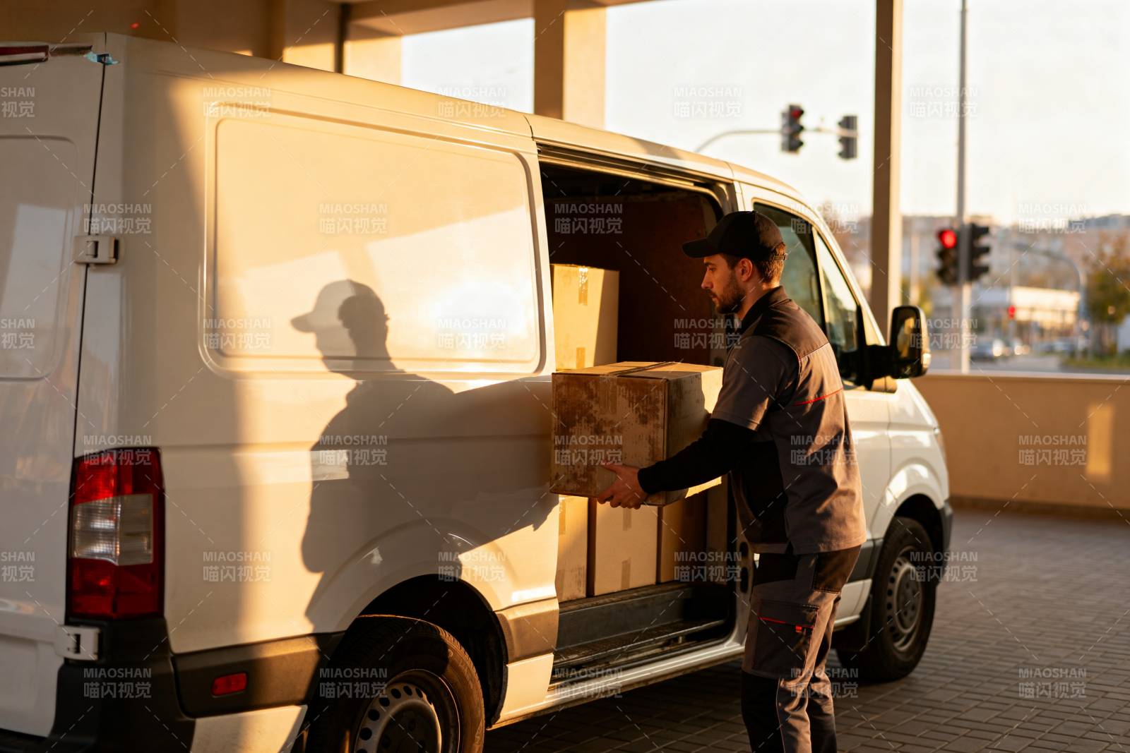 快递员装卸货物图片
