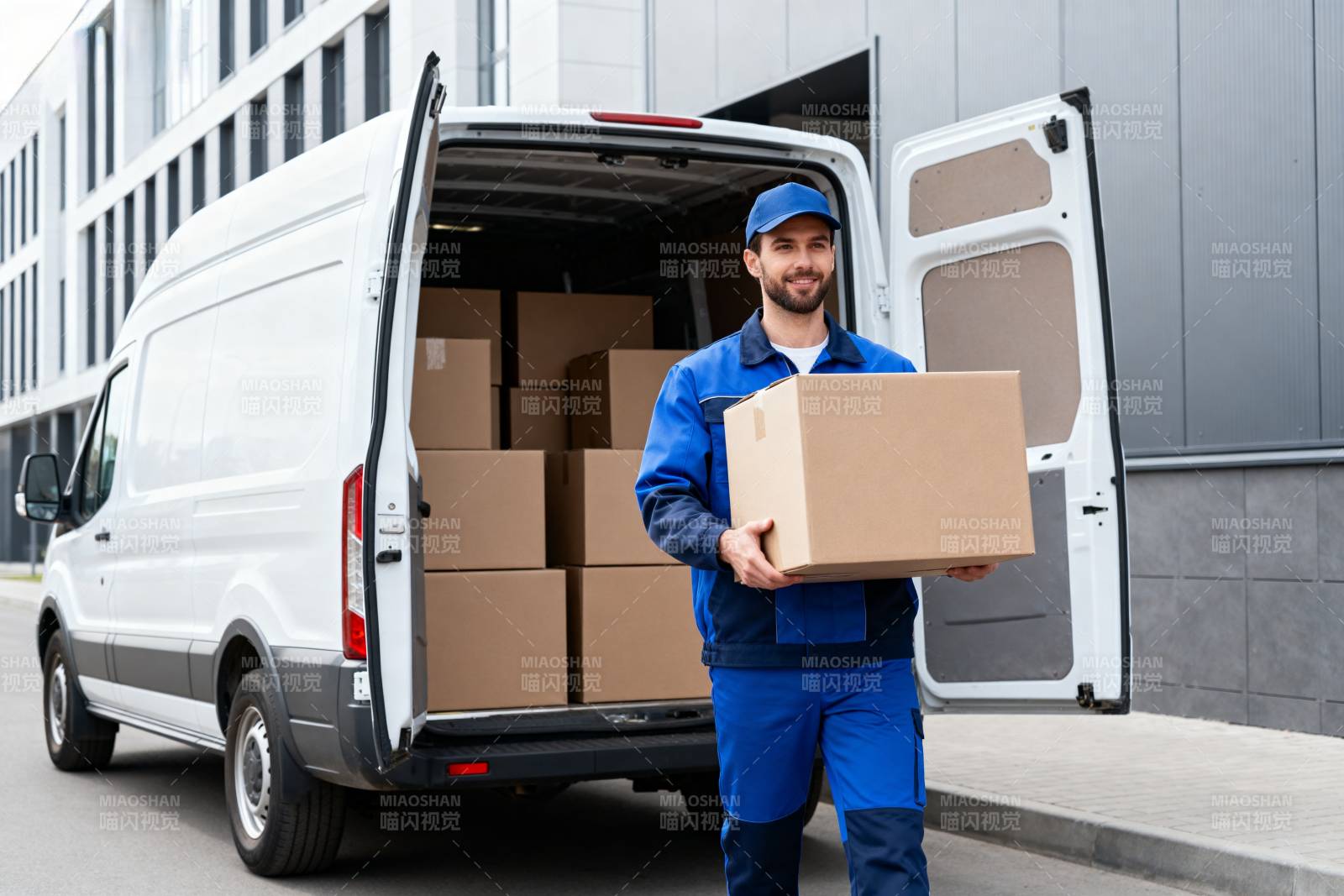 快递员搬运包裹图片