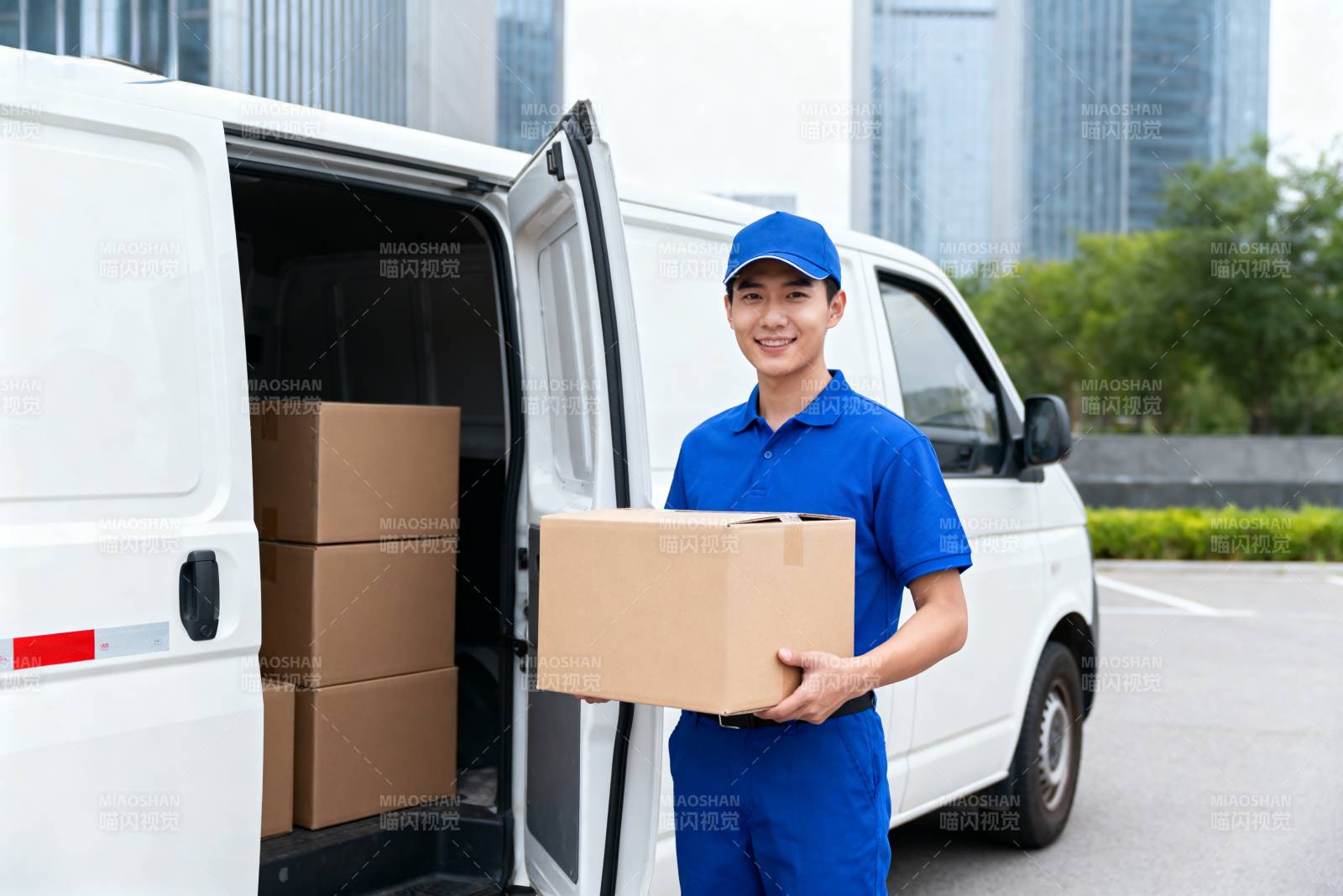 快递员送货中图片