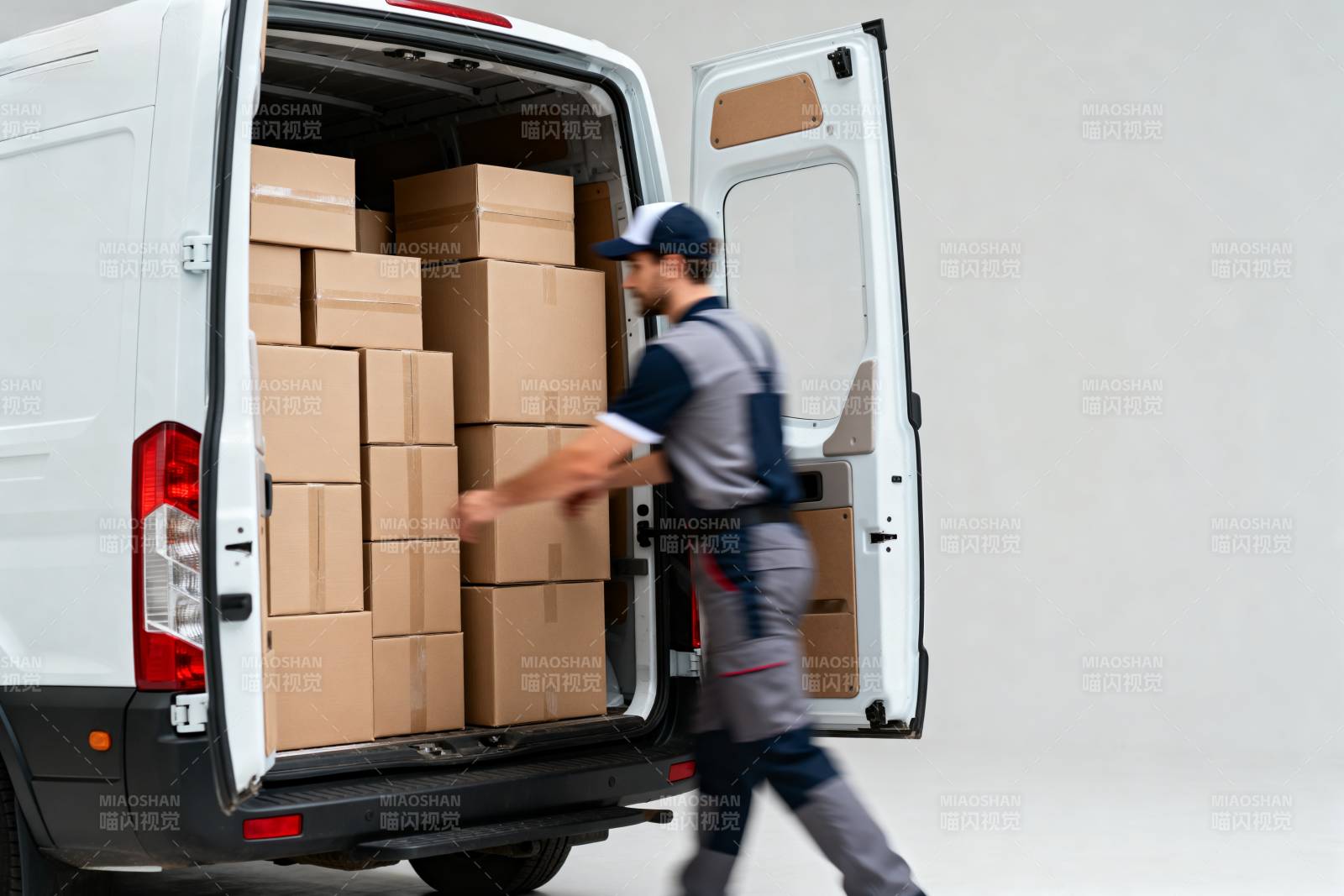 快递员搬运货物图片