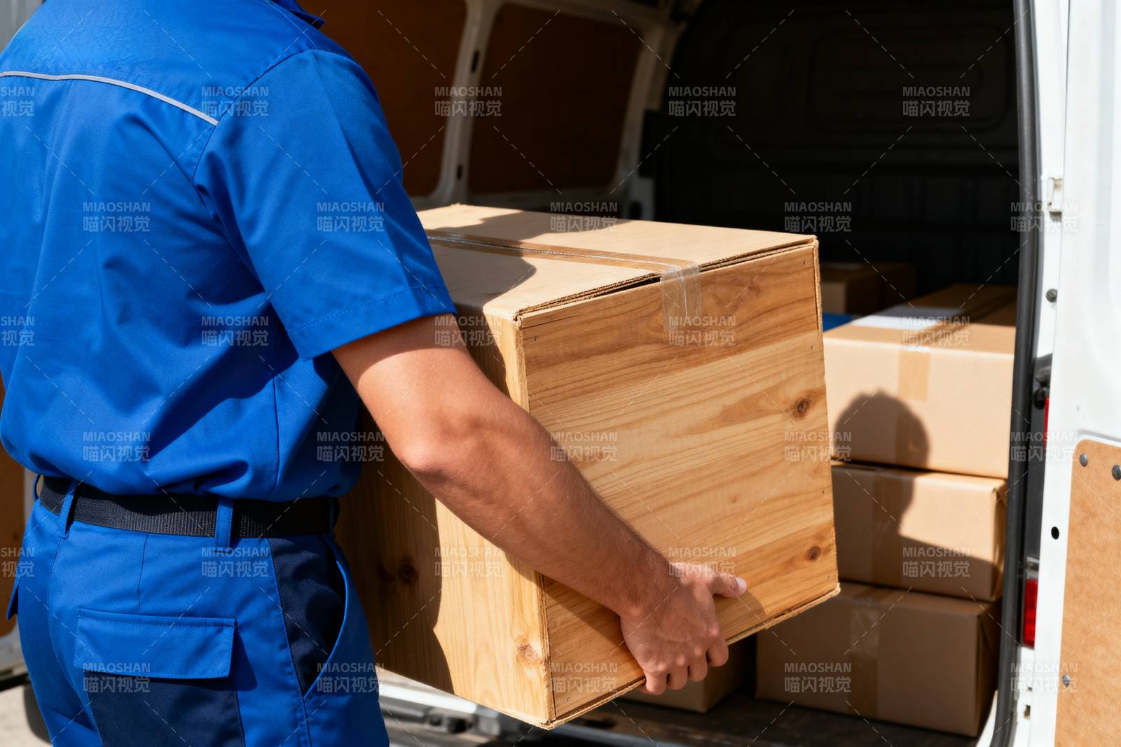 快递员搬运木箱图片