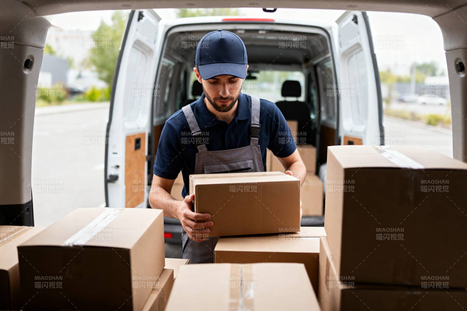 快递员搬运包裹图片